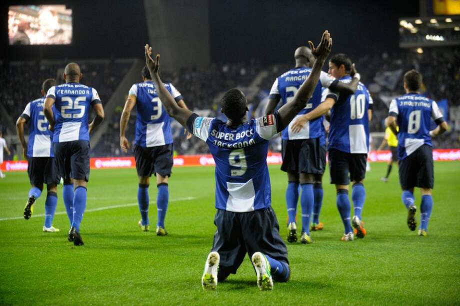 Jackson Martínez y James Rodríguez se reportaron con doblete en la victoria de Porto sobre Marítimo. / AFP
