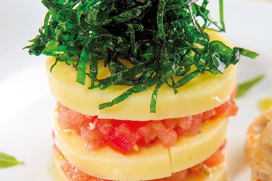 Queso Mozarella relleno de tomate con vinagreta de albahaca