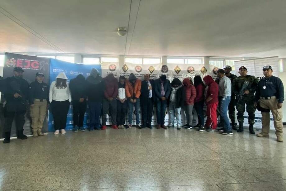 Según las autoridades, la banda presuntamente falsificó en 17 casos extractos bancarios, declaraciones de renta y otros documentos cooptando a funcionarios de notarías, registradurías y oficinas de Migración Colombia. / Twitter @FiscaliaCol