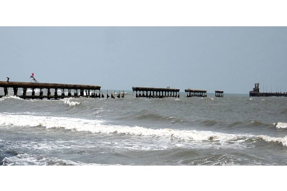 El muelle de Puerto Colombia fue punto de partida del desarrollo de Barranquilla a finales del siglo XIX. Hoy se cae a pedazos. / Fotos: Archivo particular