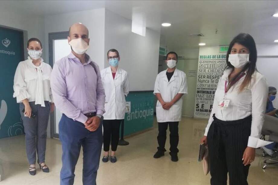 Carlos Alviar Restrepo (izq), visitó varias instituciones de salud del departamento de Antioquia para compartir su experiencia en la lucha contra el coronavirus en Nueva York.