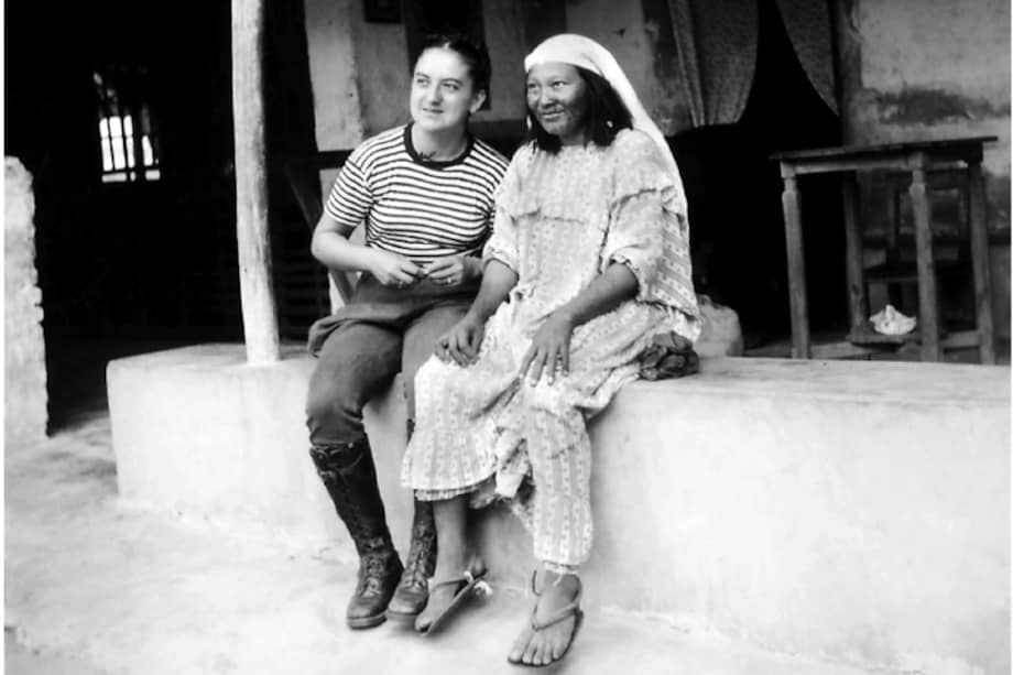 Virginia Gutiérrez de Pineda es retratada con una mujer wayuu durante su viaje a La Guajira. / Roberto Pineda Giraldo ICANH