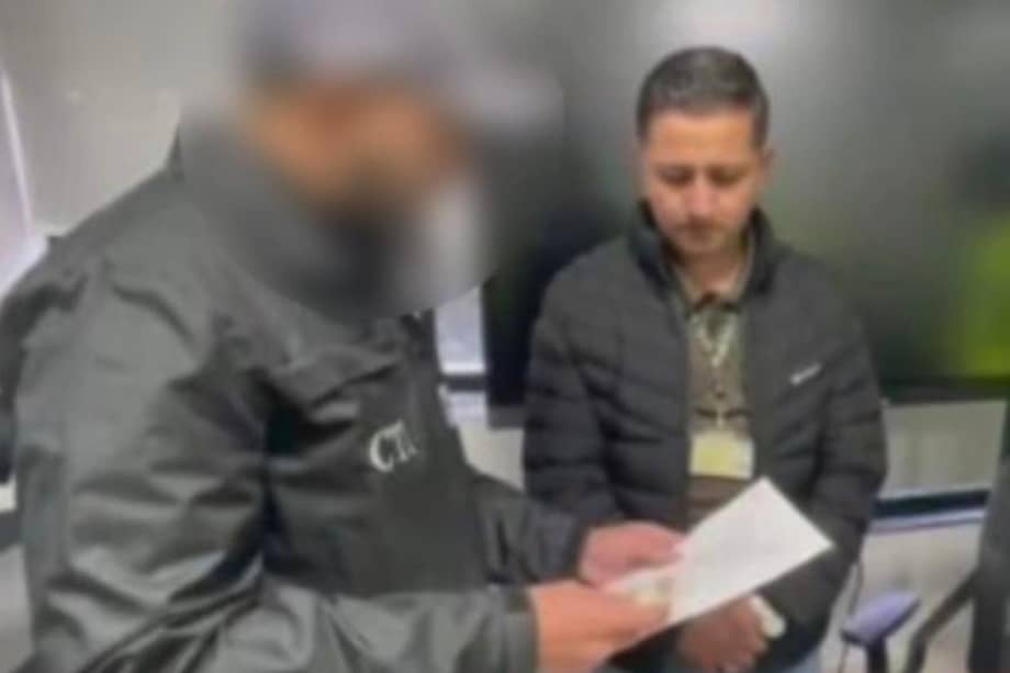 Según indicó la Fiscalía, los funcionarios habrían aprovechado sus cargos para realizar exigencias económicas entre los COP 400 y 1.000 millones a un hombre que cumplió condena en Estados Unidos y a sus familiares.