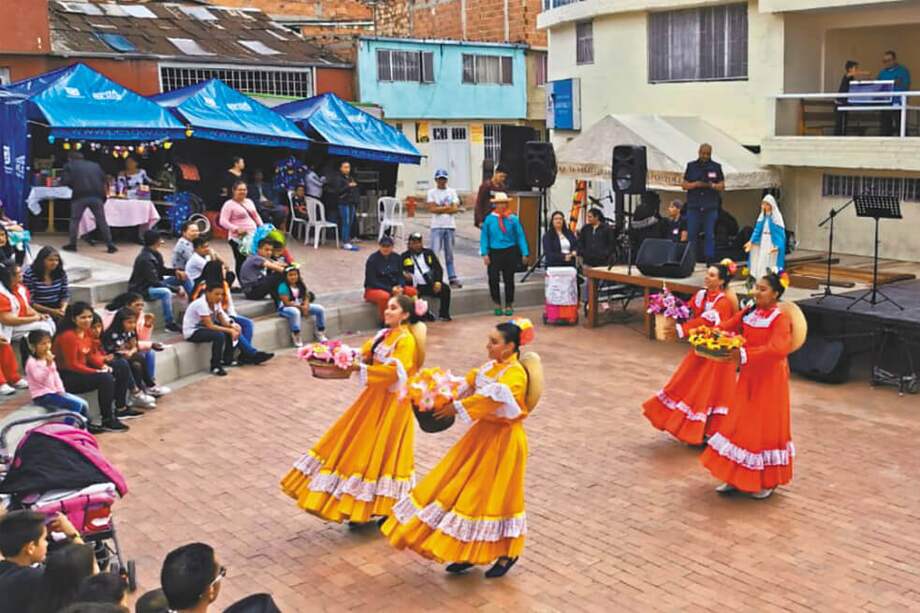 La ceremonia y la fiesta se realizarán en la “Plaza del Sapo”, frente de la estación Juan Pablo II de Transmicable. El Sena se encargó de ofrecer cursos de pastelería y decoración para la boda múltiple. / Cortesía.