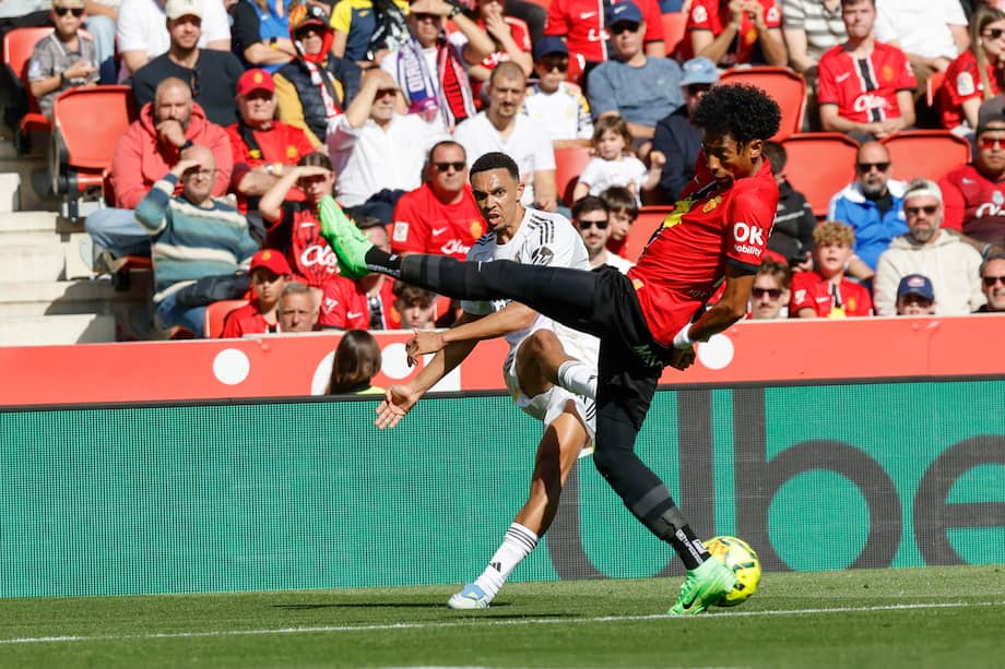 Johan Mojica, marcando a Trent Alexander-Arnold.