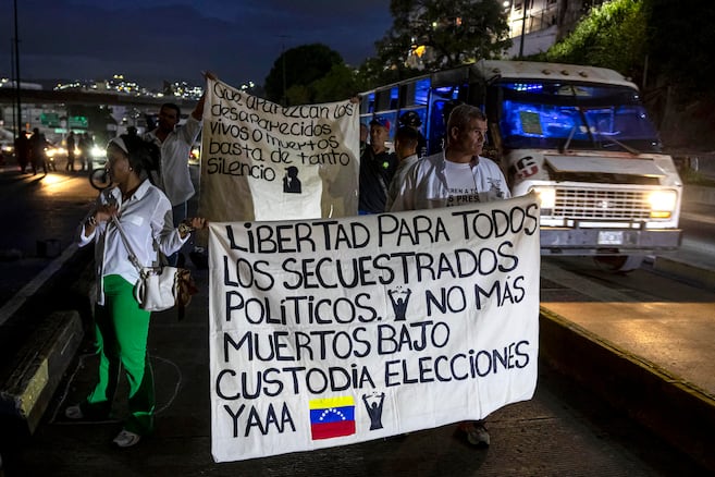 Venezuela libera a 54 militares presos políticos en medio de denuncias carcelarias