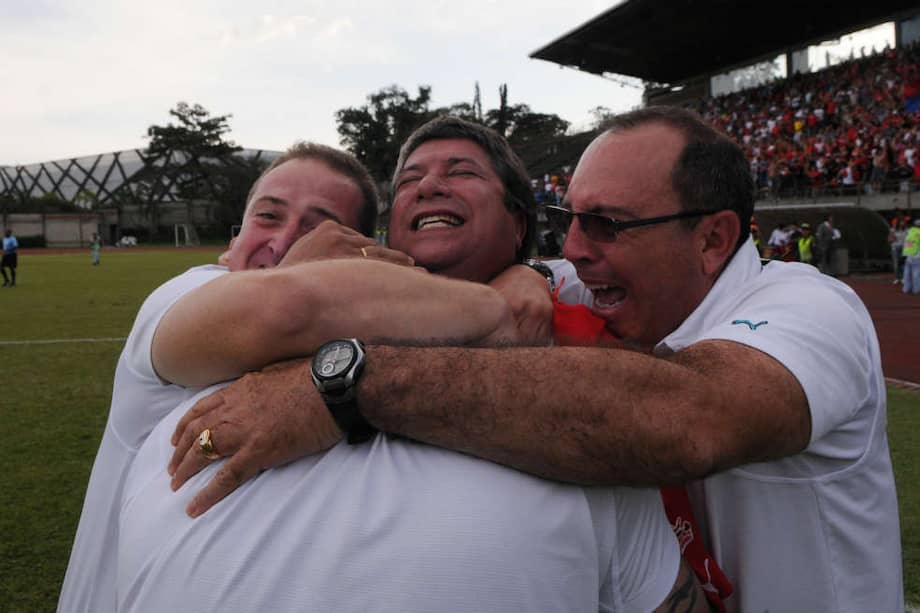 El técnico Hernán Darío ‘El Bolillo’ Gómez celebró con su cuerpo técnico luego de la victoria en el último minuto contra Itagüí, el domingo. / Luis Benavides