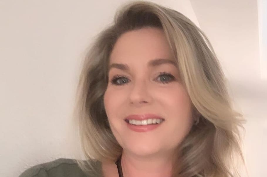 La actriz Sonya Smith reapareció públicamente para hablar de su nueva profesión, que lleva desempeñando desde hace varios años.