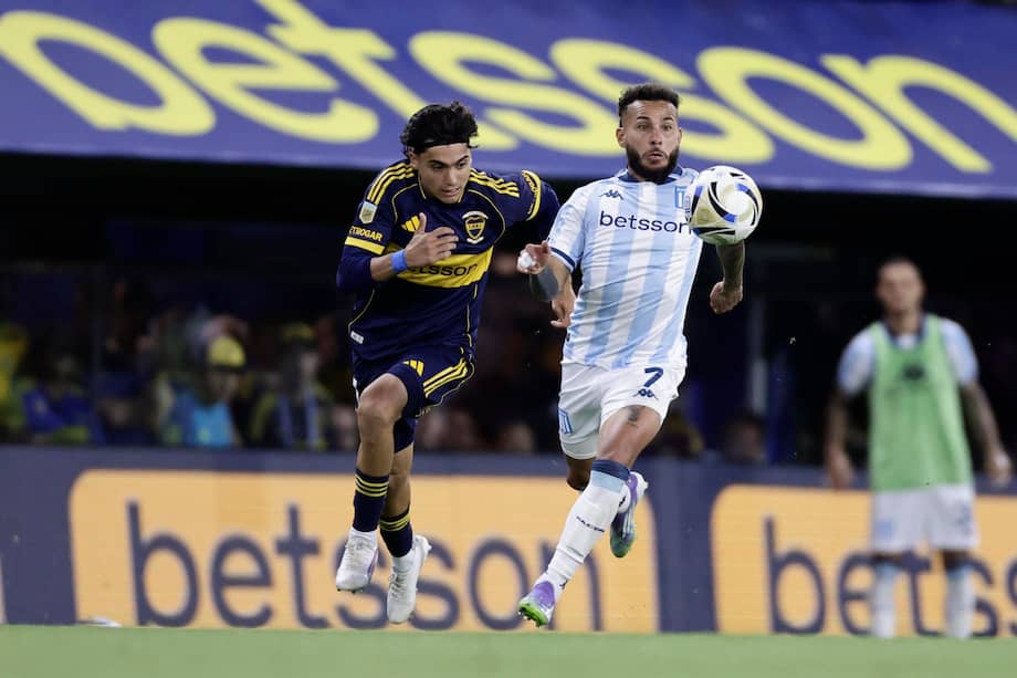 Exequiel Zeballos (i) de Boca Juniors disputa el balón con Duvan Vergara de Racing.