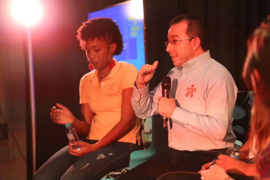 El director del Sena, Carlos Estrada, durante su participación en el Festival Detonante junto con Rosaura Hinestroza, emprendedora del Chocó. / Tomada de Twitter @SENAComunica
