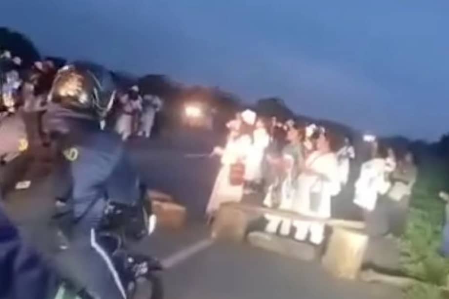 La comunidad arhuaca bloqueó la Ruta del Sol a la altura del Pueblo Bello, Cesar.