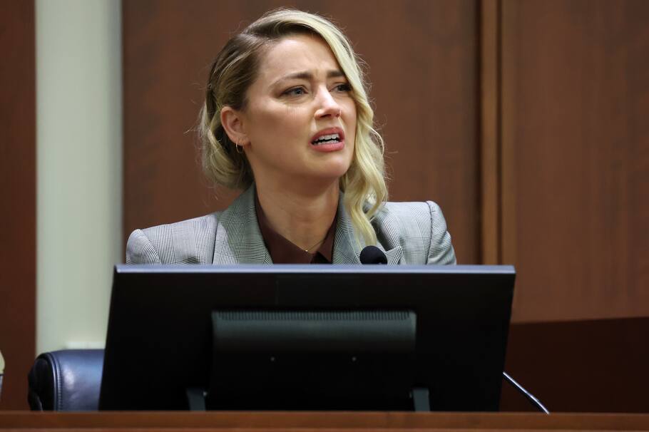 Amber ahora vive en un pueblo alejado en España bajo una identidad falsa.