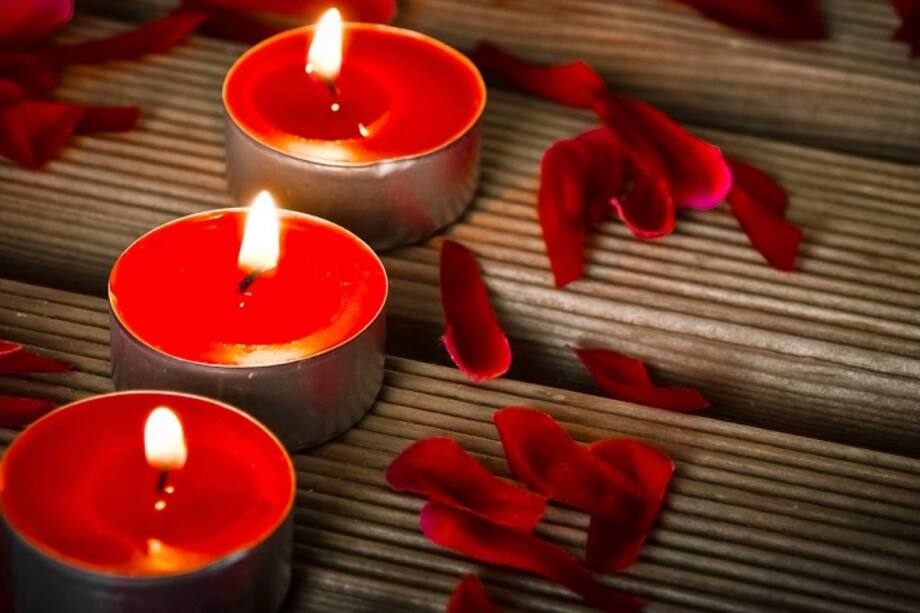 Tres velas rojas encendidas
