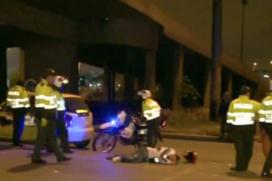 Motociclista se cayó de un puente y sobrevivió