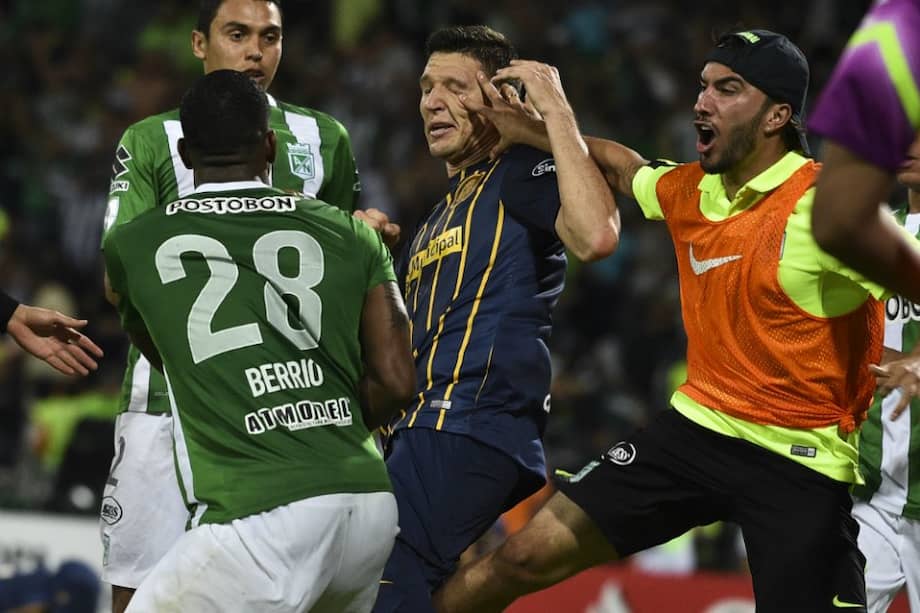 Tras el gol de Orlando Berrío en los últimos instantes del partido, se desató la gresca. / AFP