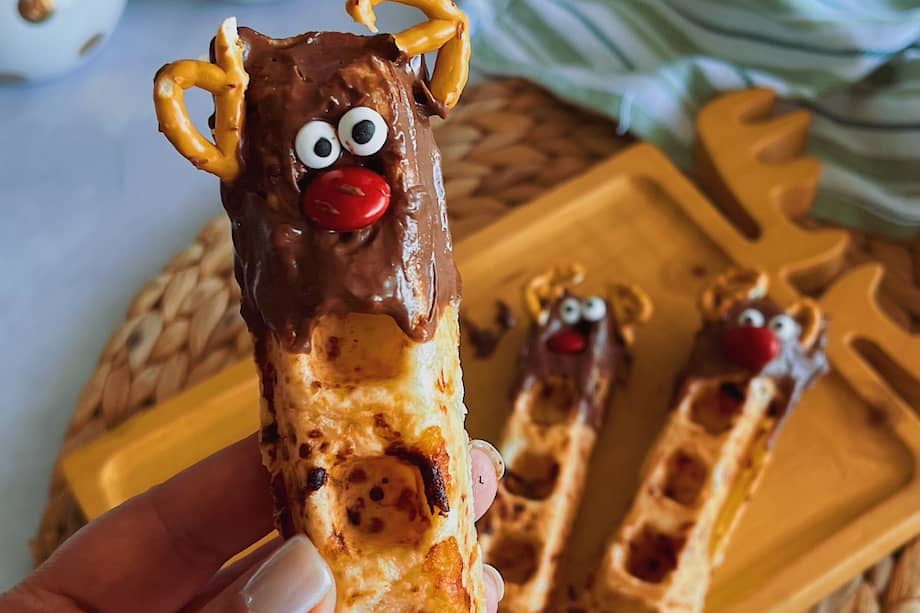 Estos waffles de reno también puedes servirlos con miel o crema chantilly.