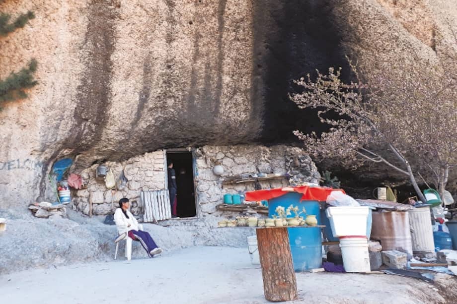 El interior de la cueva es un solo espacio en el que están el comedor, la cama y la cocina de leña. El lugar no cuenta con energía ni agua potable. / Marcela Díaz Sandoval