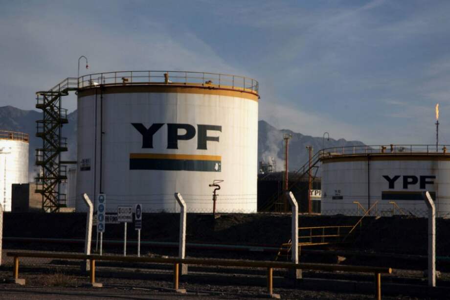La producción de petróleo y gas de YPF creció 3 por ciento hasta 576.700 barriles equivalentes de petróleo diarios. / Bloomberg News