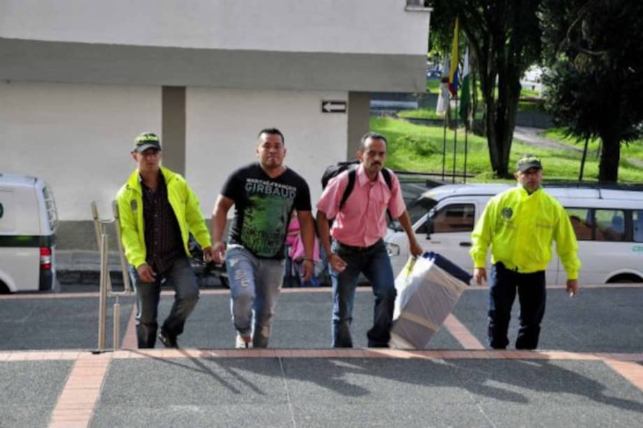 Wílmar Vera (de rojo) y Jílder Aricapa, alias ‘El Indio’, están detenidos por el crimen de Alexánder Morales./ Cortesía ‘La Tarde’