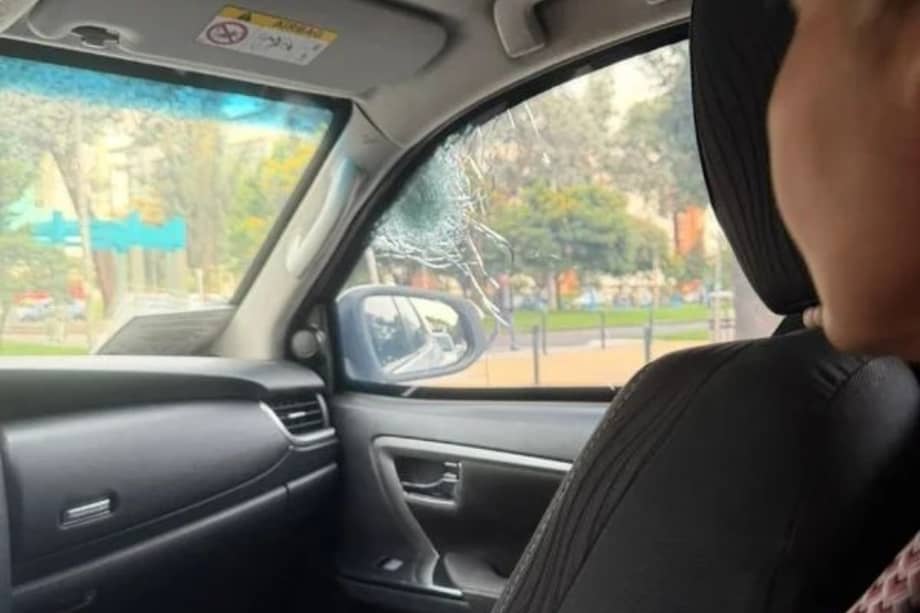 El atentado ocurrió hacia las cinco de la tarde en el sector de Salitre, cuando la aspirante se desplazaba en una camioneta blindada junto a su esquema de seguridad de la Unidad Nacional de Protección (UNP).