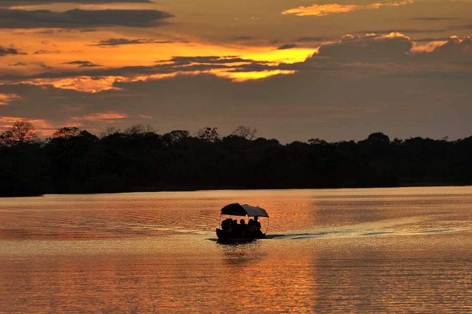 En el imponente río Amazonas, que marca la frontera entre Colombia y Perú, es imposible ejercer un control fluvial permanente. / Fotos: Gustavo Torrijos