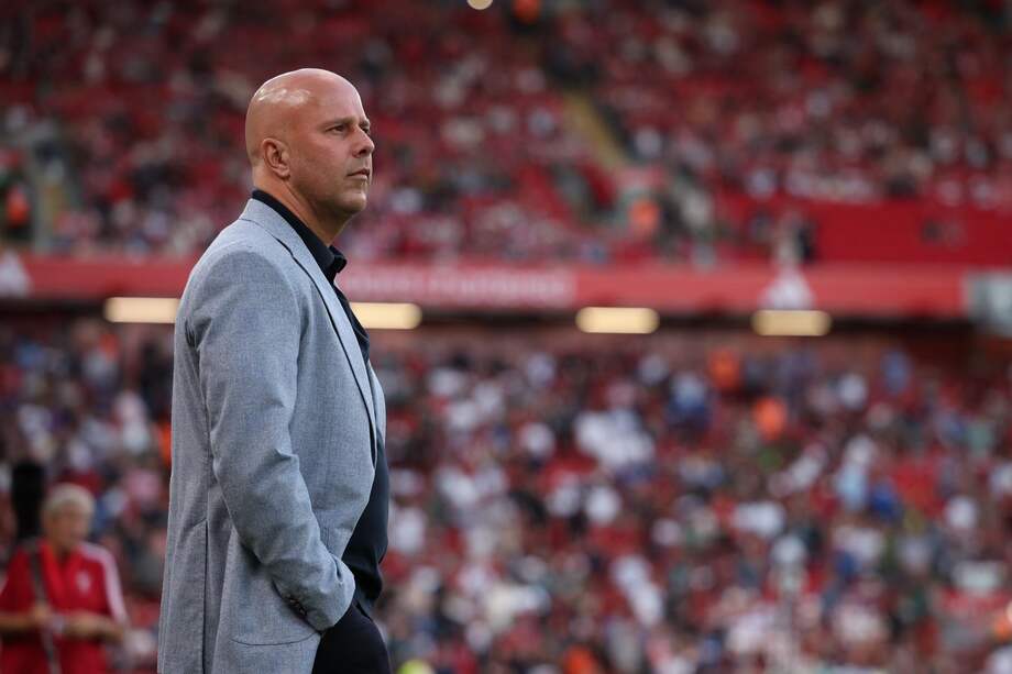 El entrenador del Liverpool, Arne Slot, observa el partido de la Premier League inglesa entre el Liverpool FC y el AFC Bournemouth, en Liverpool, Gran Bretaña, el 15 de agosto de 2025.