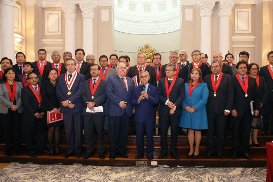 El presidente del Poder Judicial del Perú, Duberli Rodríguez (C), acompañado por jueces, anunciando un estado de emergencia de 90 días en el poder judicial. / AFP