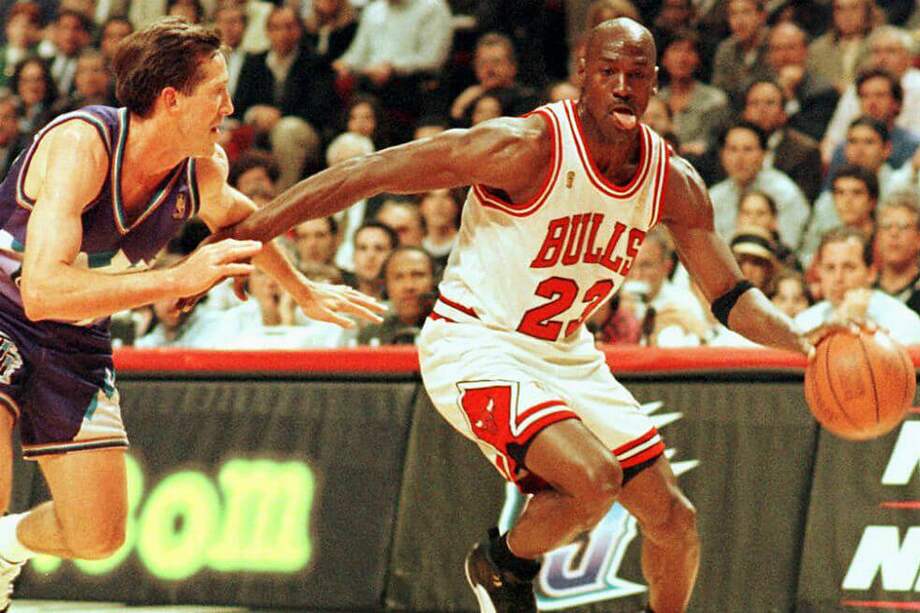 Michael Jordan y Jeff Hornacek de los Utah Jazz en 1997. / AFP