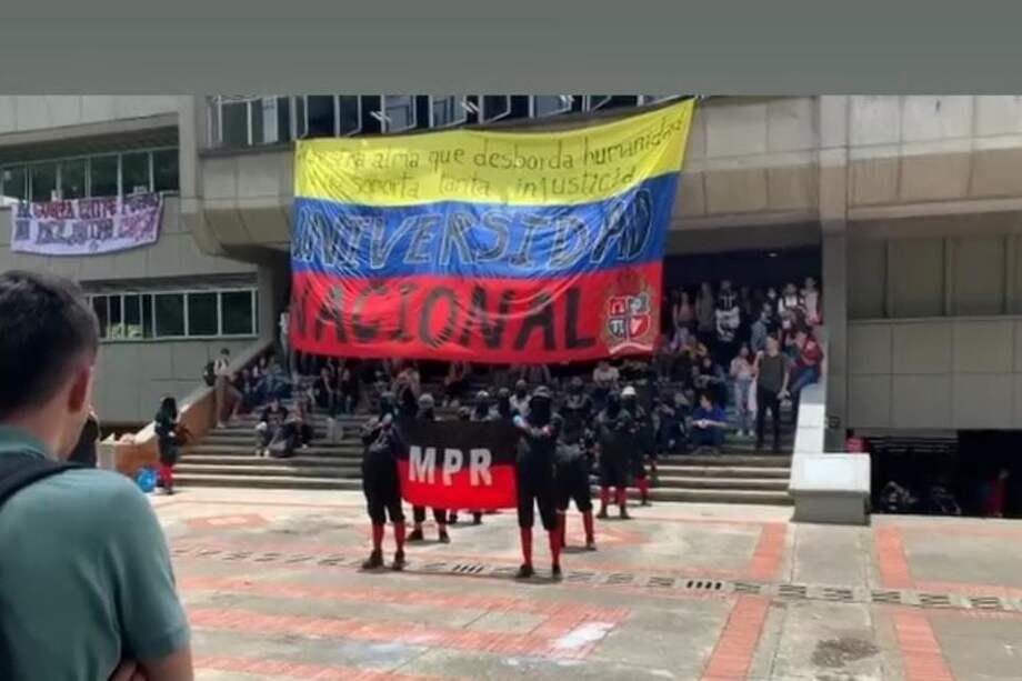 Encapuchados entraron al campus de la Universidad Nacional en Medellín.