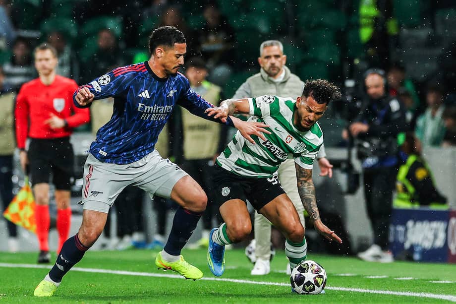 Luis Suarez (der.) contra William Saliba.