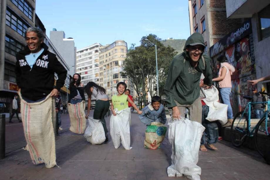 El 26 de mayo de 2012 el colectivo Juegos Traslúcidos intervino el Eje Ambiental con una carrera de costales. / Fotos: Cortesía ‘100 en un día’