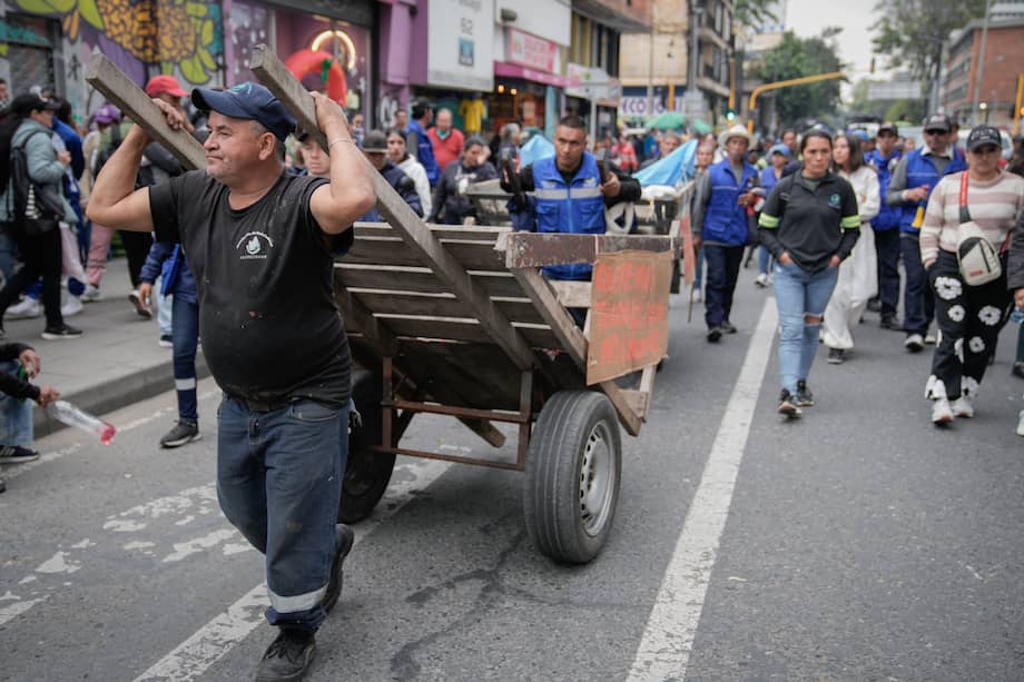Más de 200 organizaciones de recicladores protestaron en un plan tortuga. / Nicolás Achury