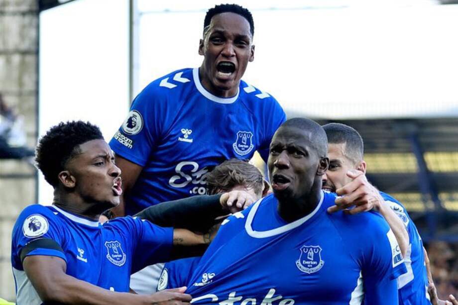 Yerry Mina (arriba) celebra junto a sus compañeros el gol anotado por Abdoulaye Doucuré que salvó a Everton del descenso.