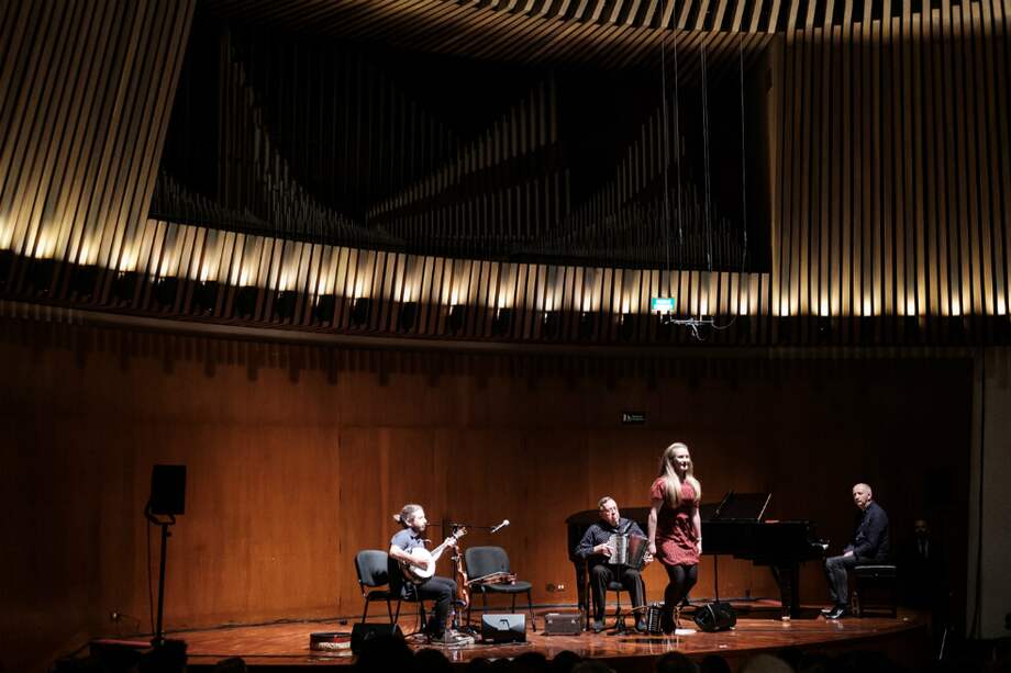 Paul Brock es un reconocido intérprete del acordeón; Shane Farrel toca el banjo, la mandolina, el fiddle y del bodhrán (tambor de marco); Denis Carey es tecladista y compositor, y Eimer Arkins es intérprete de fiddle, bailarina y cantante. / Gabriel Rojas © Banco de la República