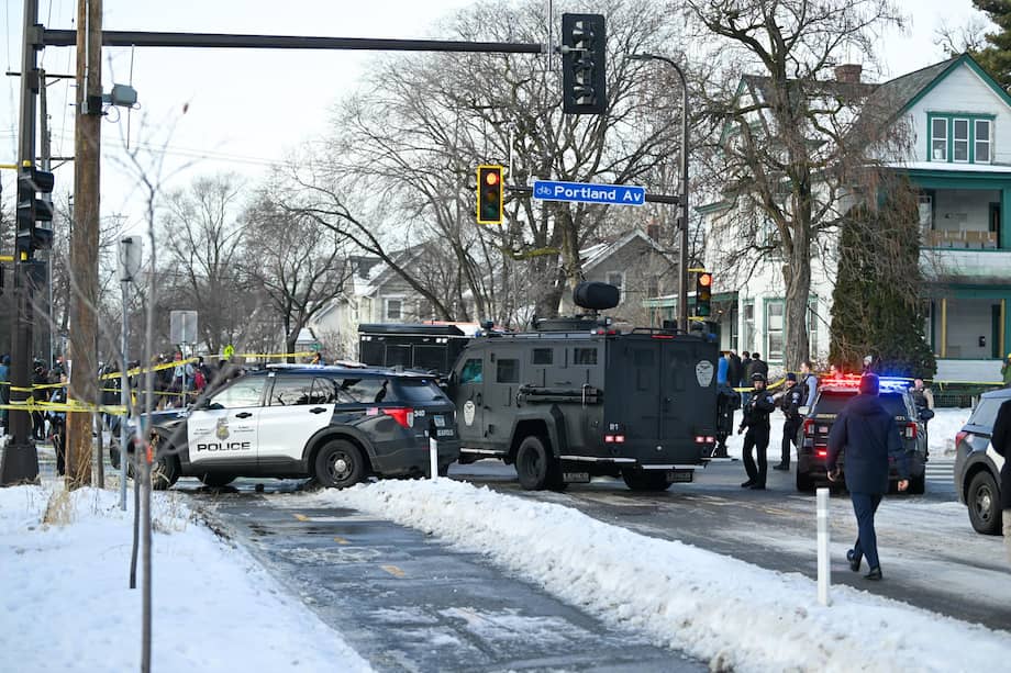 Agentes de la policía de Minneapolis acudieron al lugar donde una mujer fue asesinada a tiros por un agente del Servicio de Inmigración y Control de Aduanas (ICE) en Minneapolis, Minnesota, EE. UU., el 7 de enero de 2026.