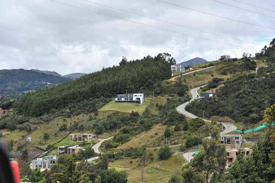 Éstas son algunas de las viviendas que se están construyendo en La Calera en terrenos por encima de los 3.000 msnm. / David Campuzano