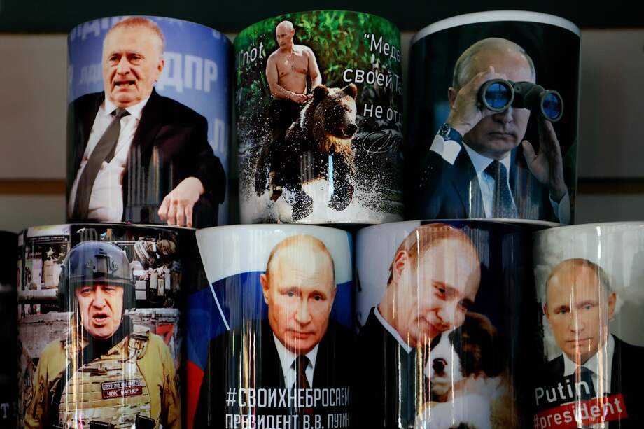 Tazas con imágenes del presidente ruso, Vladimir Putin, el exlíder del Partido Liberal Democrático de Rusia (LDPR), Vladimir Zhirinovsky (izq., arriba) y el exjefe del grupo PMC Wagner, Yevgeny Prigozhin (izq., abajo), se exhiben a la venta en un mercado callejero de recuerdos en San Petersburgo (Rusia), el 25 de agosto de 2024.
