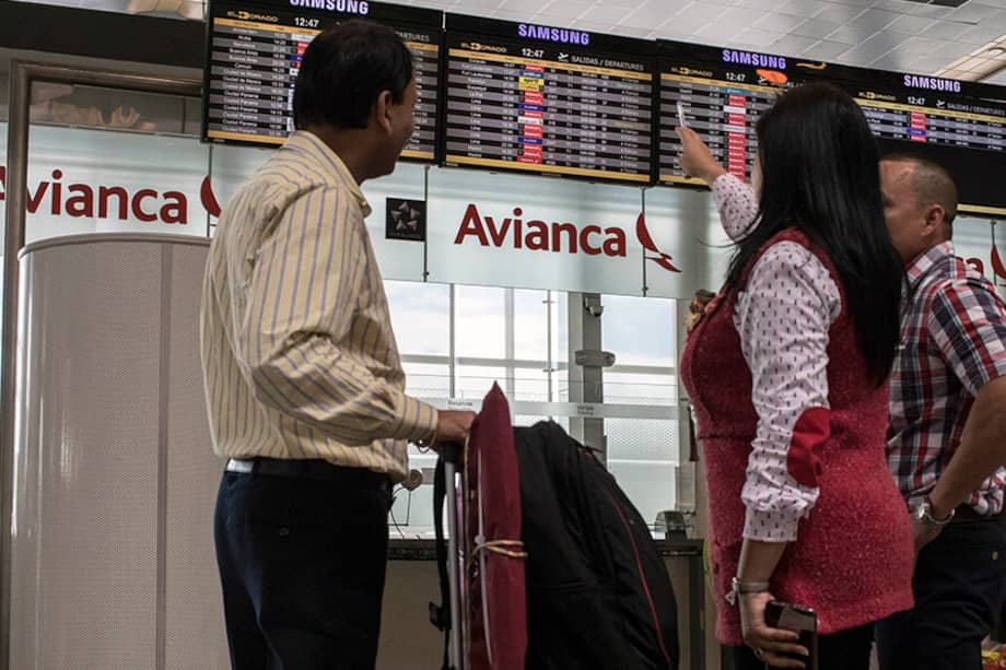 Viajeros en el aeropuerto de El Dorado en Bogotá. / Bloomberg
