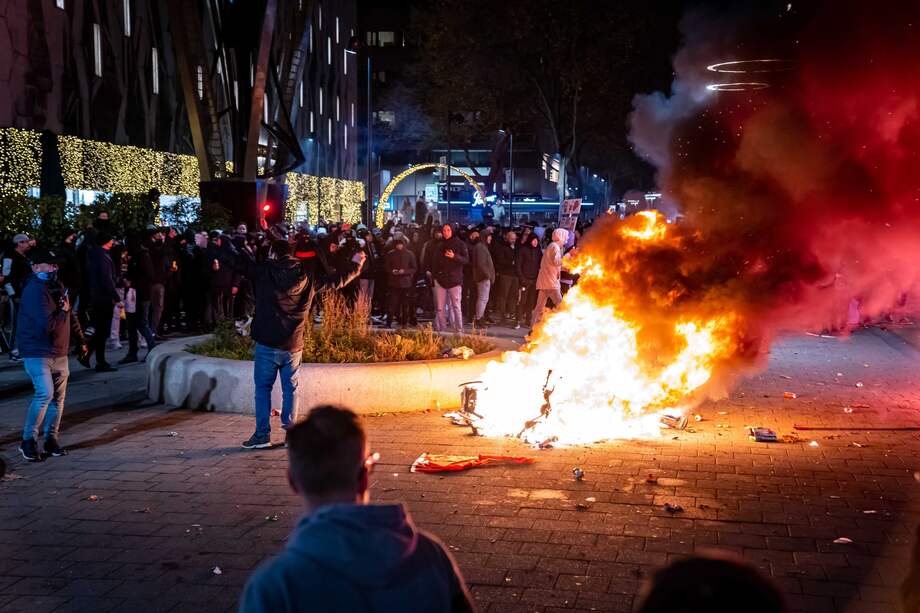Manifestantes se tomaron las calles de Rotterdam para reclamar las nuevas medidas restrictivas por el Covid-19.
EFE/EPA/Killian Lindenburg