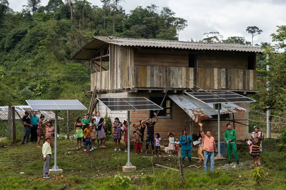 La comunidad Indígena La Puria en Carmen de Atrato, Chocó, con los paneles solares instalados por la Unidad de Víctimas, con apoyo del Gobierno de Noruega y el Programa de las Naciones Unidas para el Desarrollo (PNUD).