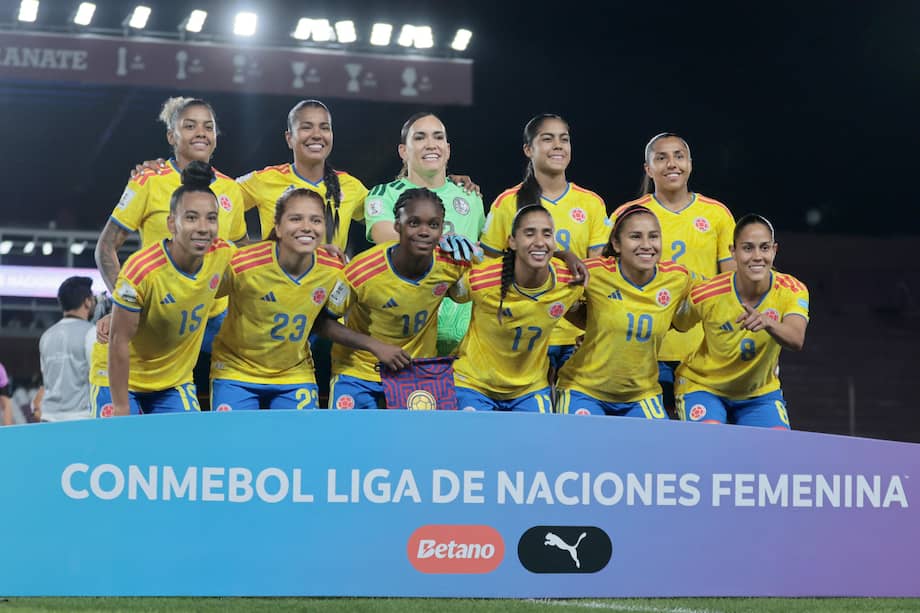 Jugadoras colombianas forman este sábado 18 de abril de 2026, durante el partido de la Liga de Naciones Femenina entre Argentina y Colombia en el estadio Ciudad de Lanús en Argentina.