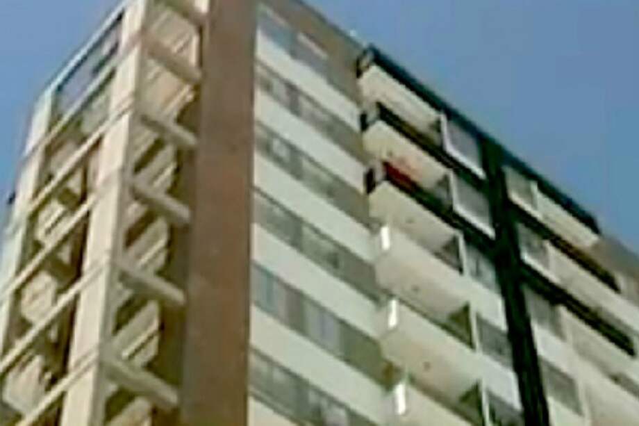 Hombre se lanzó con su hermano de siete meses desde el piso 12 de un edificio