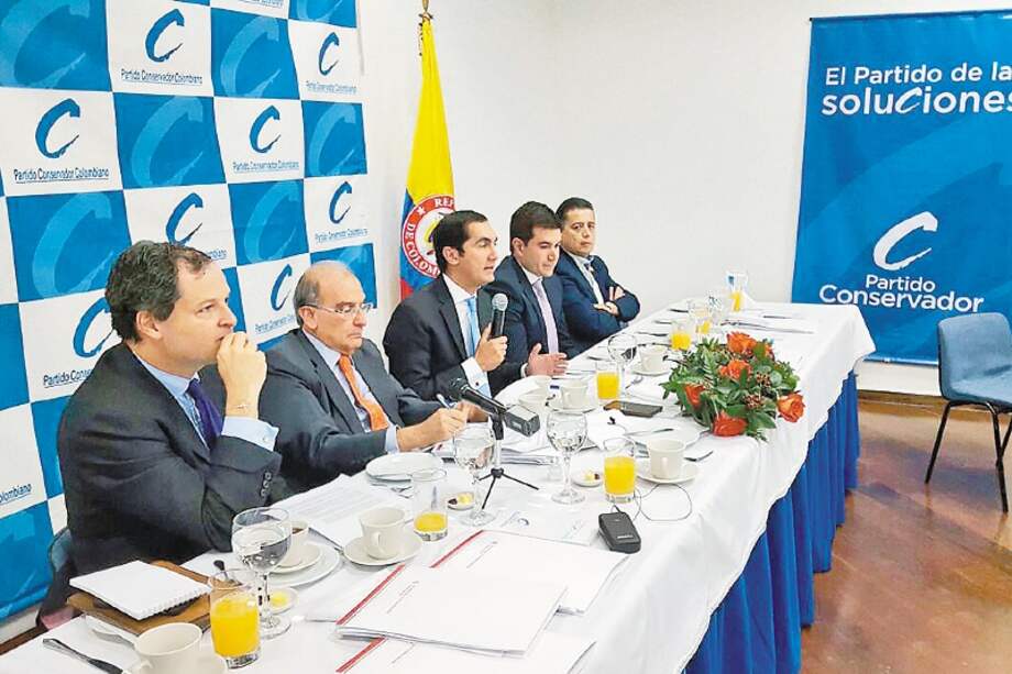Reunión del Partido Conservador con los miembros del equipo negociador del Gobierno. / Prensa P. Conservador