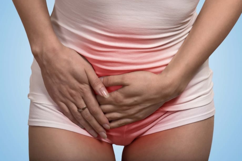 Mujer tocándose la pelvis