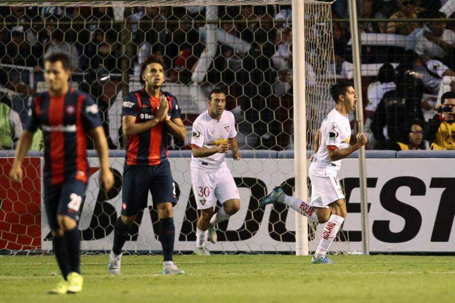 El jugador de Liga de Quito de Ecuador Diego Morales (d) celebra luego de anotar contra San Lorenzo de Argentina. / EFE