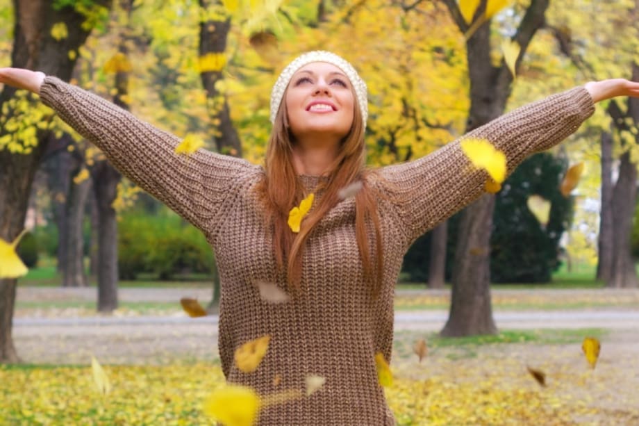 Mujer disfrutando del paisaje en otoño