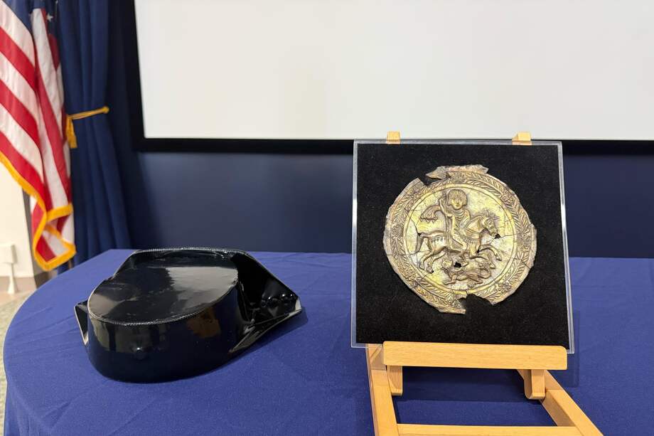 El medallón había aparecido en la página web en 2023, donde se estaba ofreciendo en subasta.