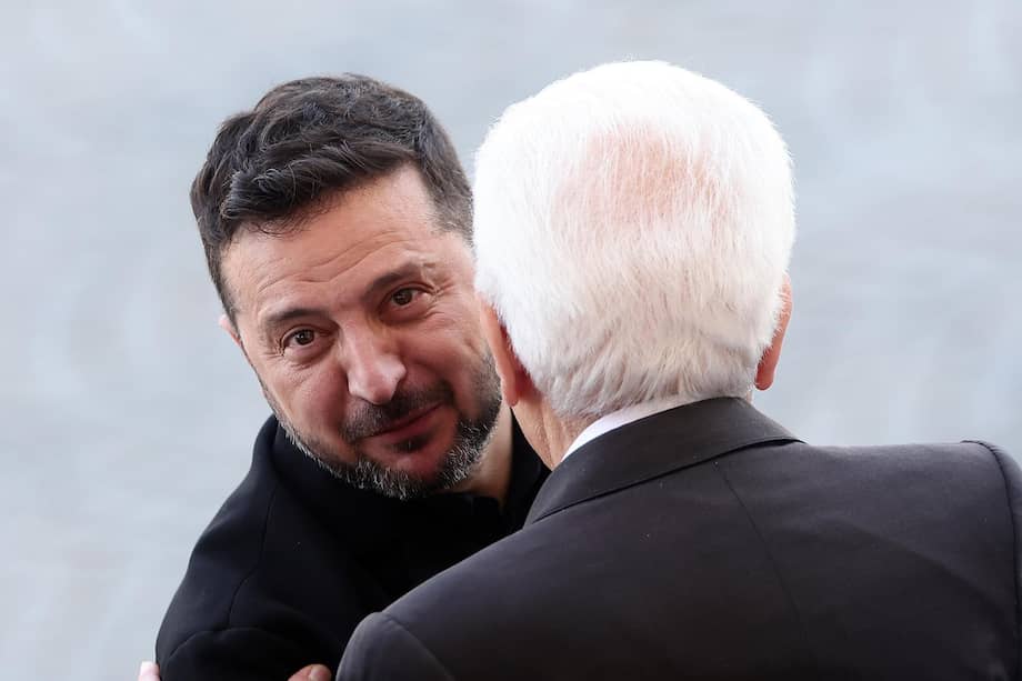 El presidente ucraniano Volodymyr Zelensky (izq.)