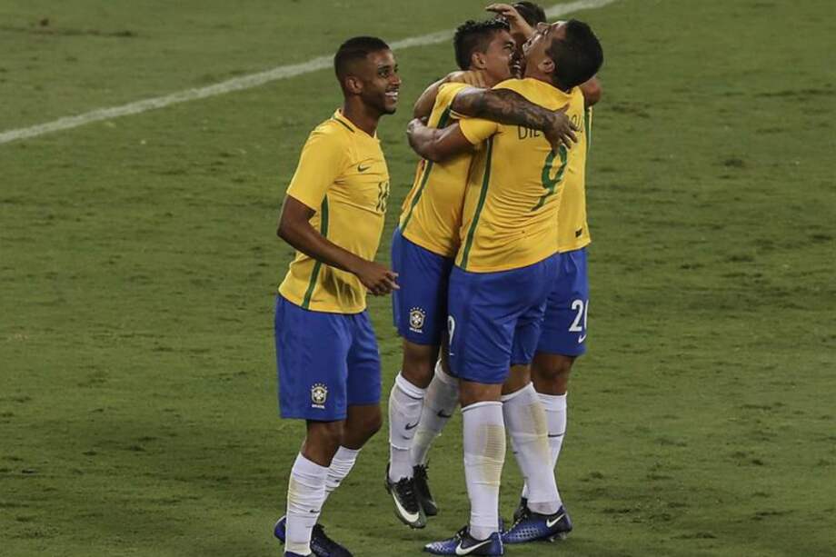Los jugadores de Brasil celebran el gol de Dudú, que les dio la victoria sobre Colombia. / EFE