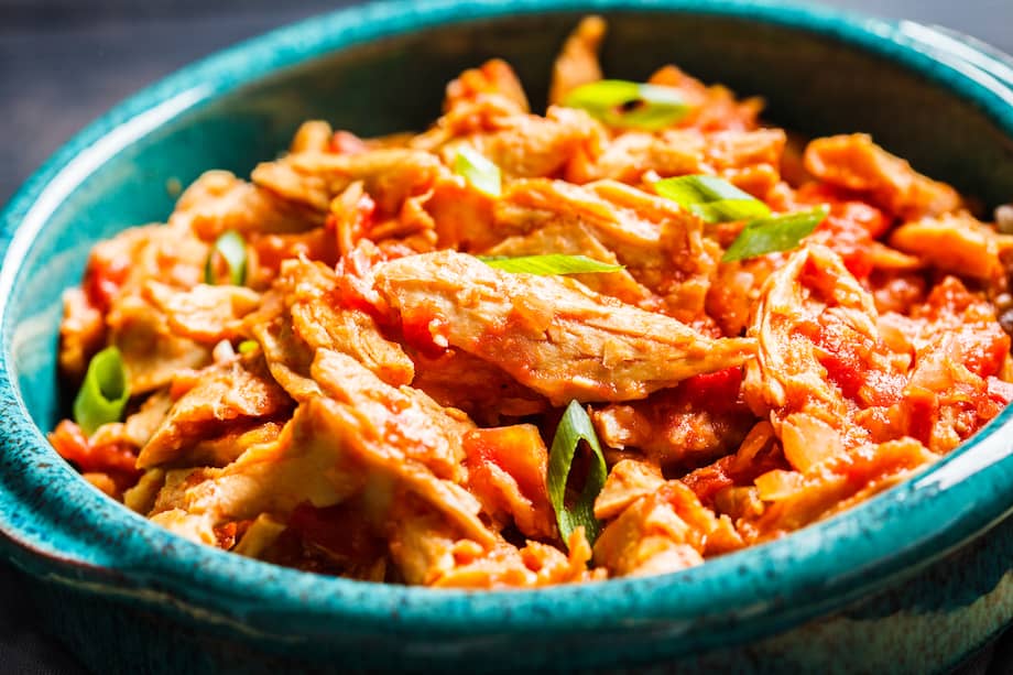 Si lo prefieres, también puedes añadir verduras a este pollo desmechado.